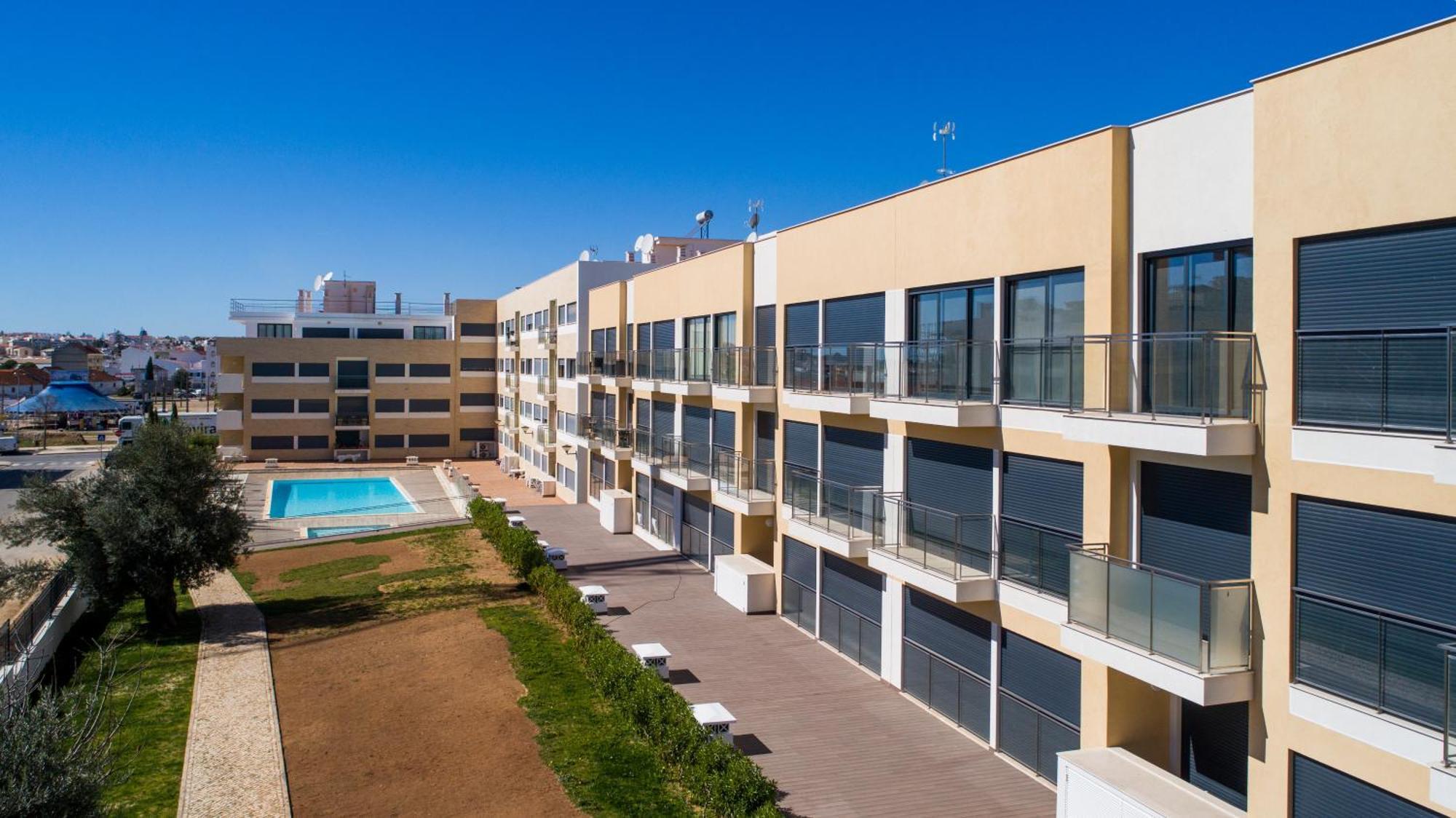 Two Bedroom Stylish Central Tavira Apartment. Номер фото